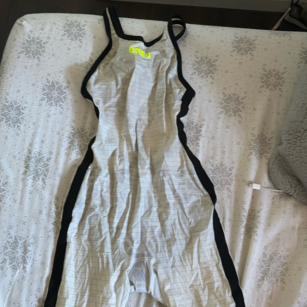 Arena Carbon Air Women’s Techsuit/Kneeskin open back Size 26